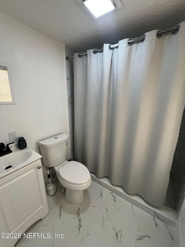 Foto del edificio - 822 E 60th St