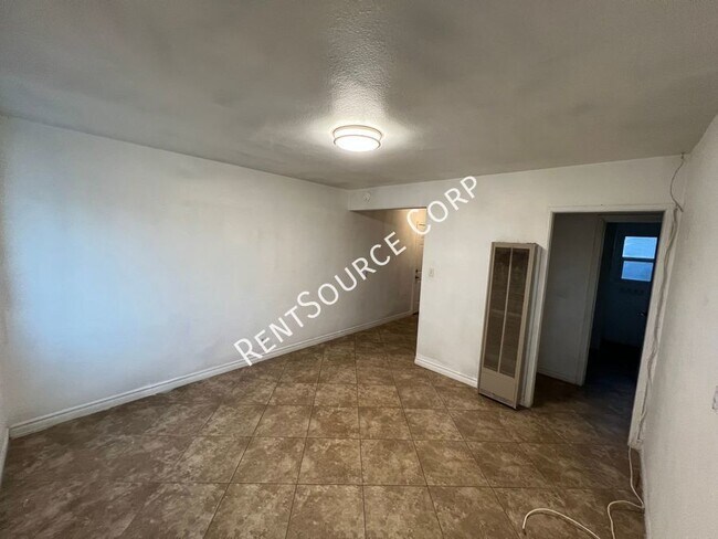 Building Photo - 2 Bedroom Duplex for Rent in Barstow