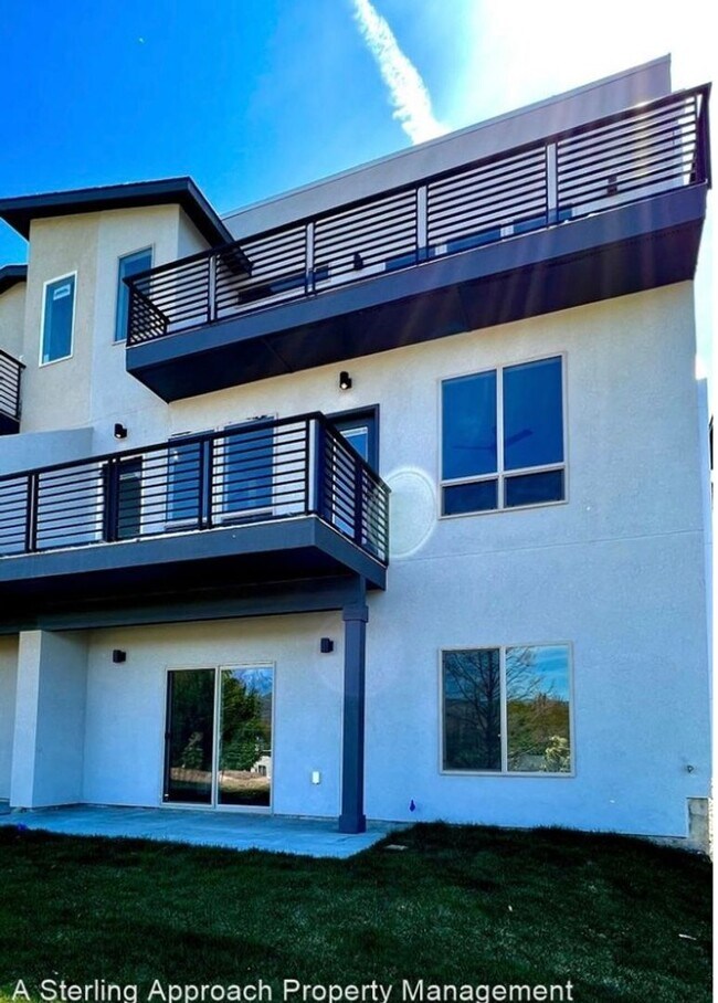Foto del edificio - Close to Micron! Luxury Town Home With Two...