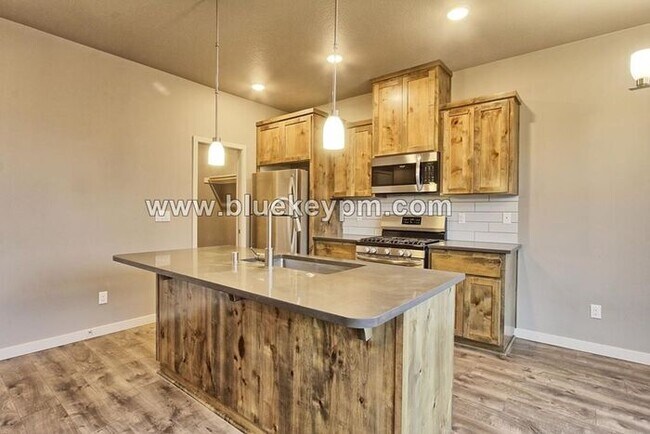 Building Photo - 3 Bed, 2.5 Bath Townhome in Orchards by Pr...