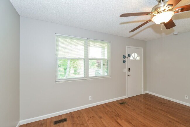 Foto del edificio - 109 Regiment Ct