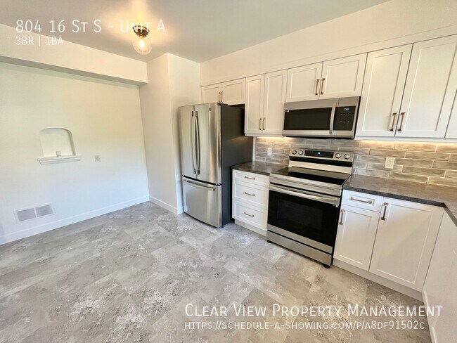 Building Photo - Freshly renovated 3 bed, 1 bath upper-leve...