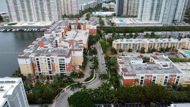 Foto del edificio - 17150 N Bay Rd