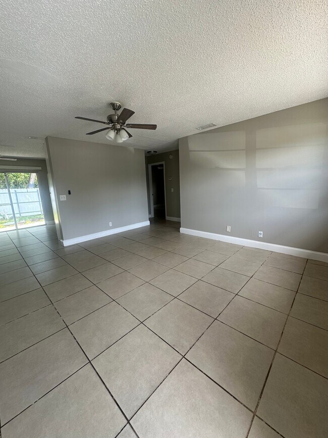 Foto del edificio - 4562 Gulfstream Rd