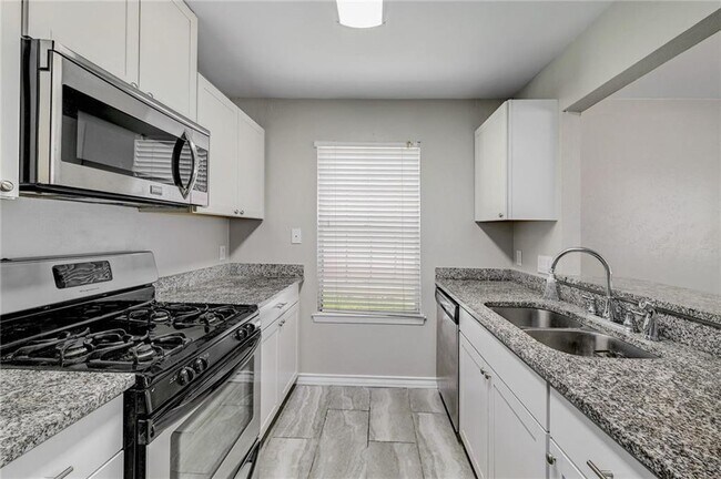 Building Photo - 906 Cactus Dr