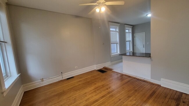 Building Photo - 1025 W Cullerton St