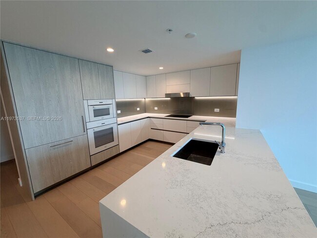 Foto del edificio - 9221 E Bay Harbor Dr