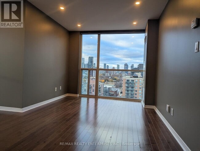 Photo du bâtiment - 230 King St E