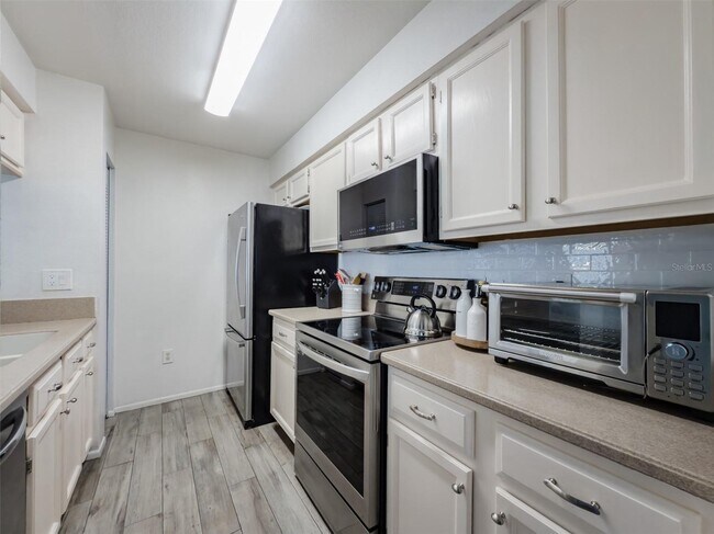 Foto del edificio - 724 Kensington Lake Cir