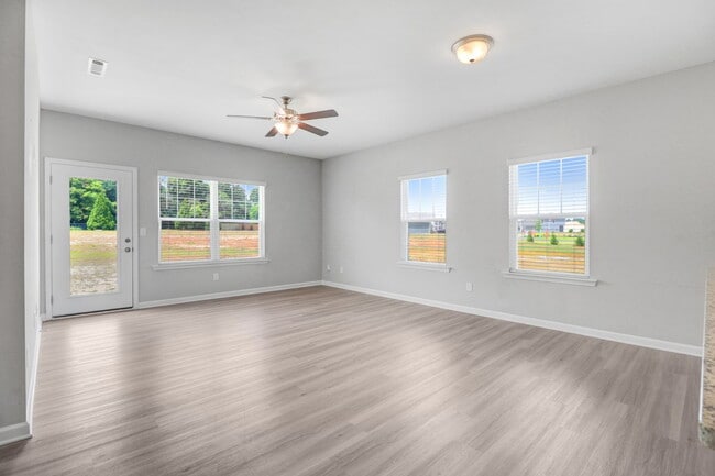 Foto del edificio - DRAKE ESTATES (Goldsboro) 3 BR | 2 BA Townhome w/ 2-Car Garage! *Built in 2023*