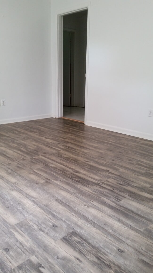 Large LR - 317 NW 15th St Apartments