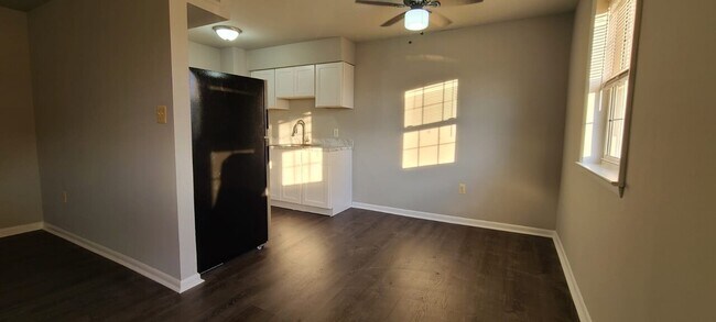 Building Photo - Hillcrest Apartments