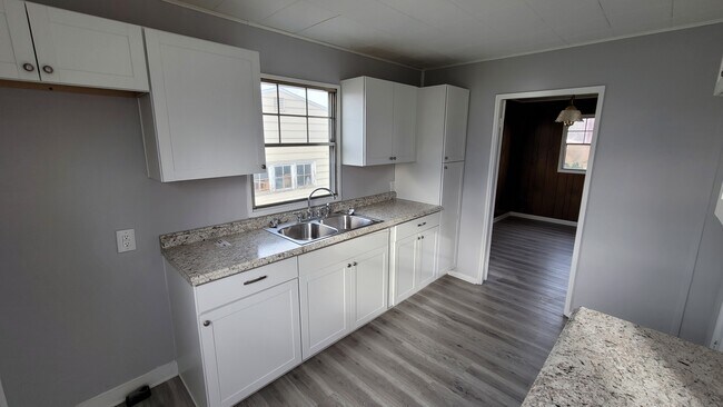 Building Photo - 2391 Baywood Dr
