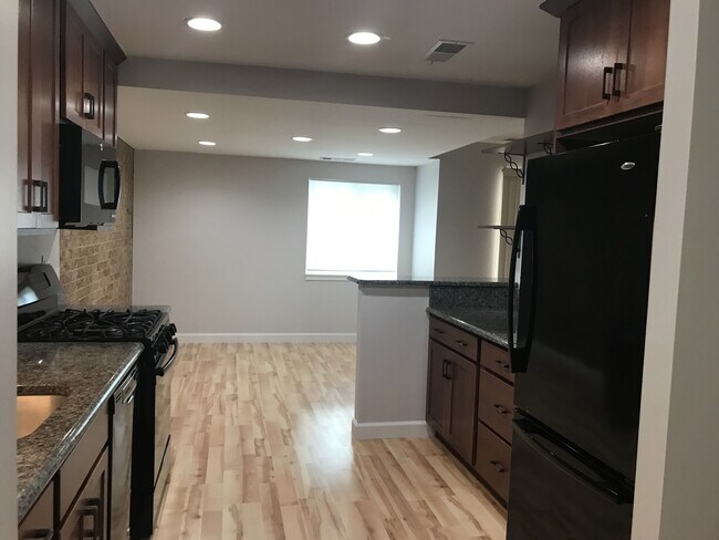 Foto del edificio - PATIO LEVEL CONDO COMPLETELY RENOVATED WIT...