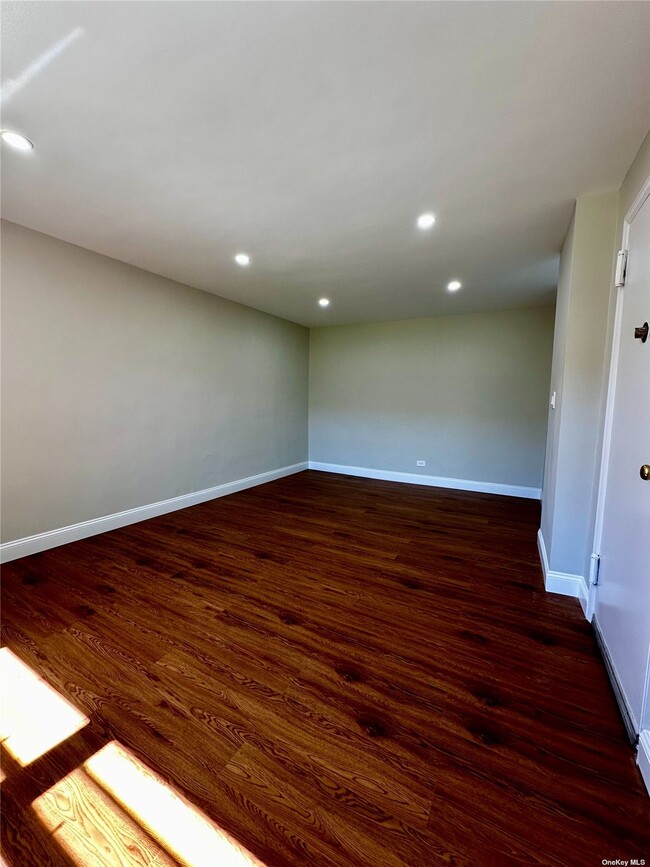 Foto del edificio - 6604 Grand Central Pkwy