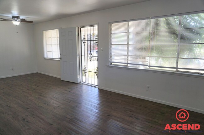 Building Photo - Home in East Bakersfield!