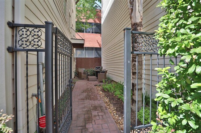 Building Photo - 227 Knox St