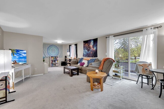 Foto del edificio - 225 Charter Oaks Dr