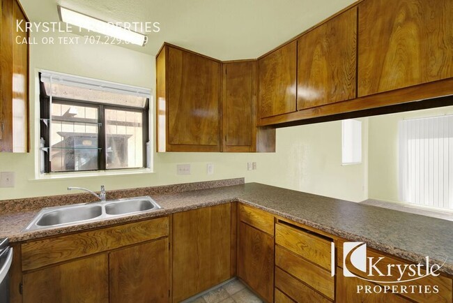 Foto del edificio - Spacious upstairs 3 bedroom unit