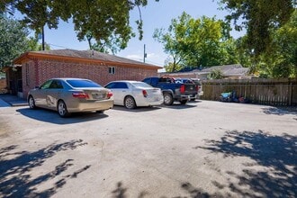 Building Photo - 6820 Petre Dr