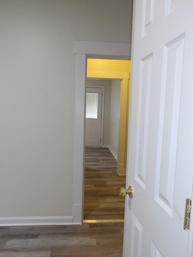 Building Photo - 633 W Ormsby Ave
