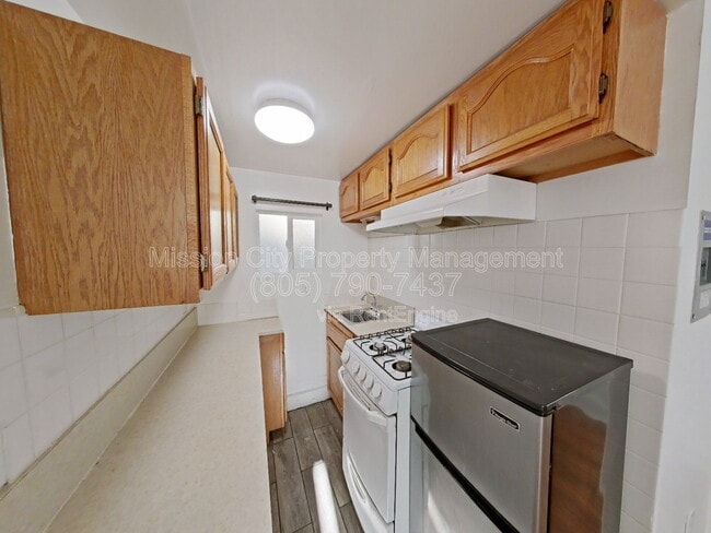 Building Photo - 916 San Andres St