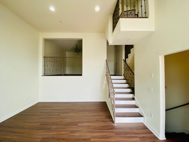 Building Photo - 8844 Darby Ave
