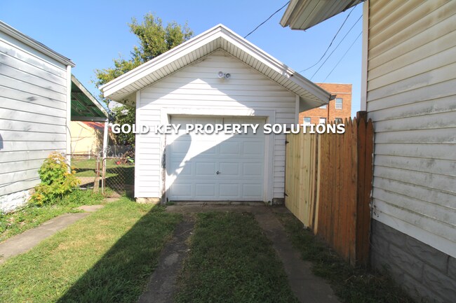 Foto del edificio - Large 2 bed, 1 bath w/ fenced yard & wood ...