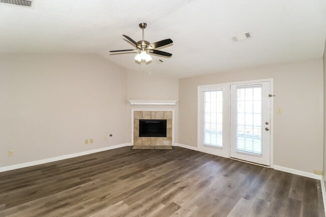 Building Photo - 180 Pine Ridge Ln