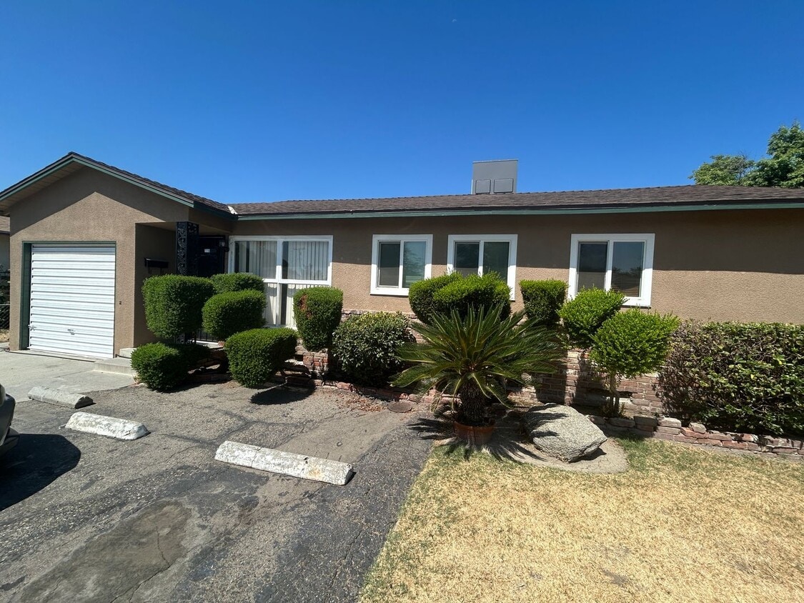Foto principal - 4 bedroom 2 bath updated and new in Centra...