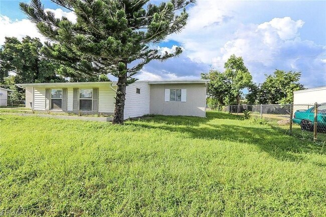 Foto del edificio - 305 Bougainvillea Rd W