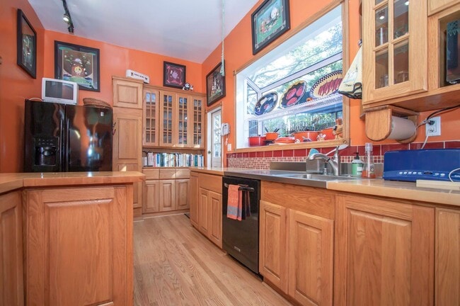 Building Photo - FURNISHED:Historic Victorian in Bernal Hei...