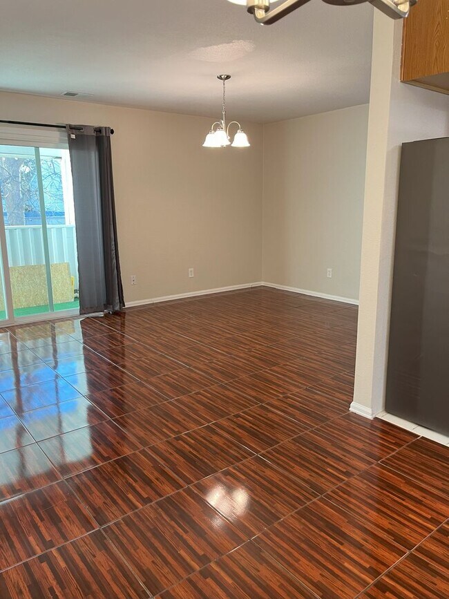 Building Photo - Top floor 2 bedroom 1 bath condo