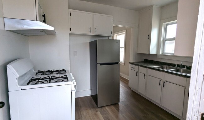 Building Photo - 2513 Howden St