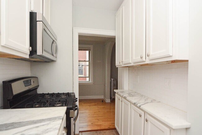 Building Photo - 539.5 W Surf St