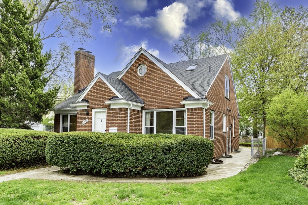 Primary Photo - 1616 Morton Ave