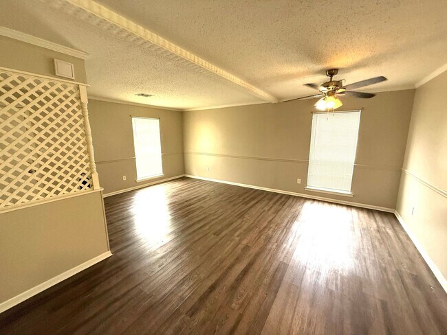Foto del edificio - 5712 Roxboro Dr