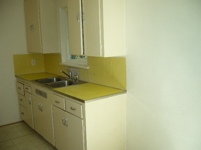 Building Photo - 2206 Queen Anne Ave N