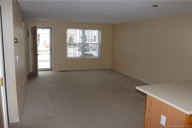 Foto del edificio - 20 Firethorn Dr