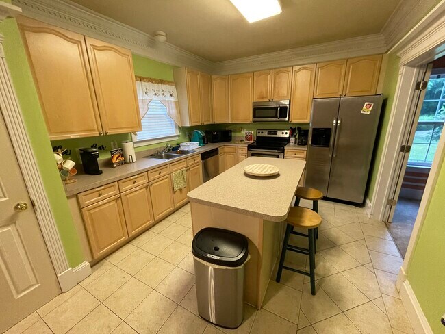 Cocina, viene con nevera, horno, lavavajillas. - 3 Pleasant Acres Ct