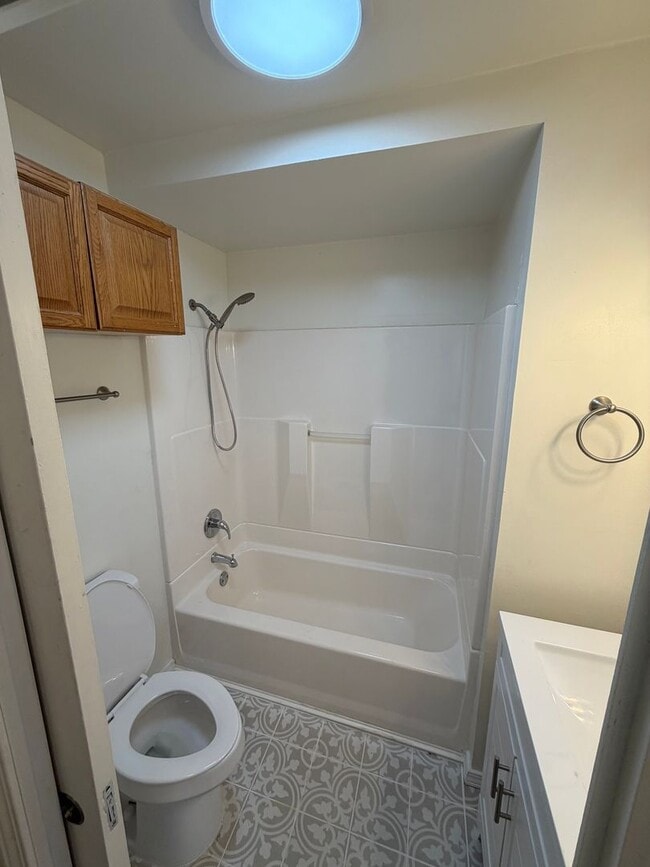 Building Photo - 4 Bed | 2 Bath House