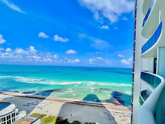 Foto del edificio - 15811 Collins Ave