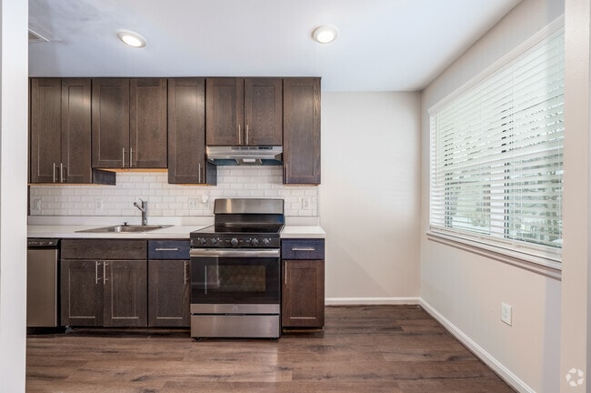 1BR, 1BA - 640SF - Kitchen - Ellis Apartments, LP