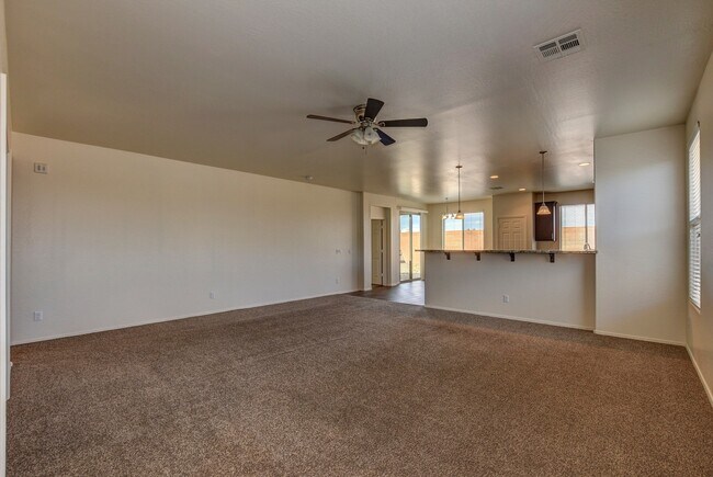 Foto del edificio - 3 Bedroom + a Den For Rent In Pronghorn Ra...