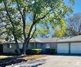 Building Photo - 1910 Oakline Dr