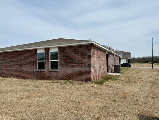 Foto del edificio - *SPRING FLING SPECIAL* BRAND NEW Three Bed...