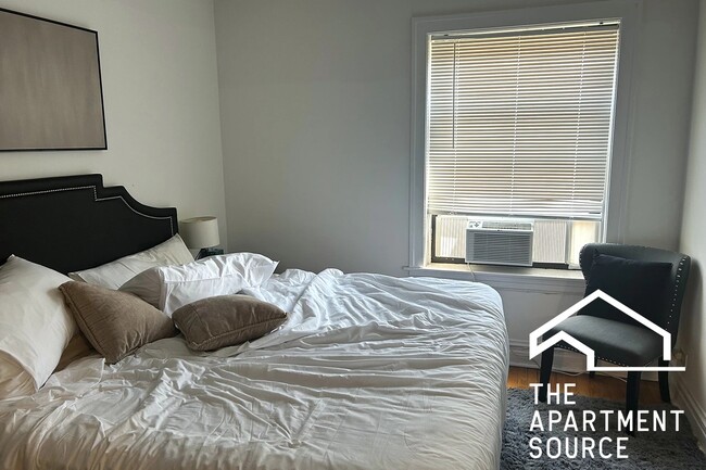 Building Photo - 1913 W Larchmont Ave