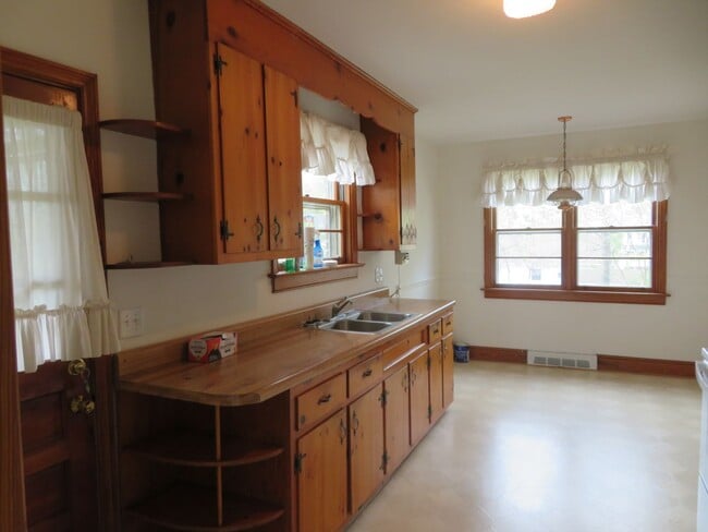 Building Photo - Colonial Heights