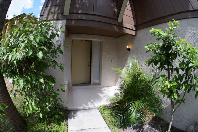 Building Photo - 6250 Sandcrest Cir