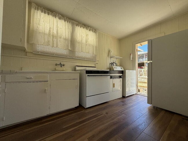 Building Photo - To register for the showing time, note the 4 digit code: 3943 and click "APPLY NOW."(mobile:orang...